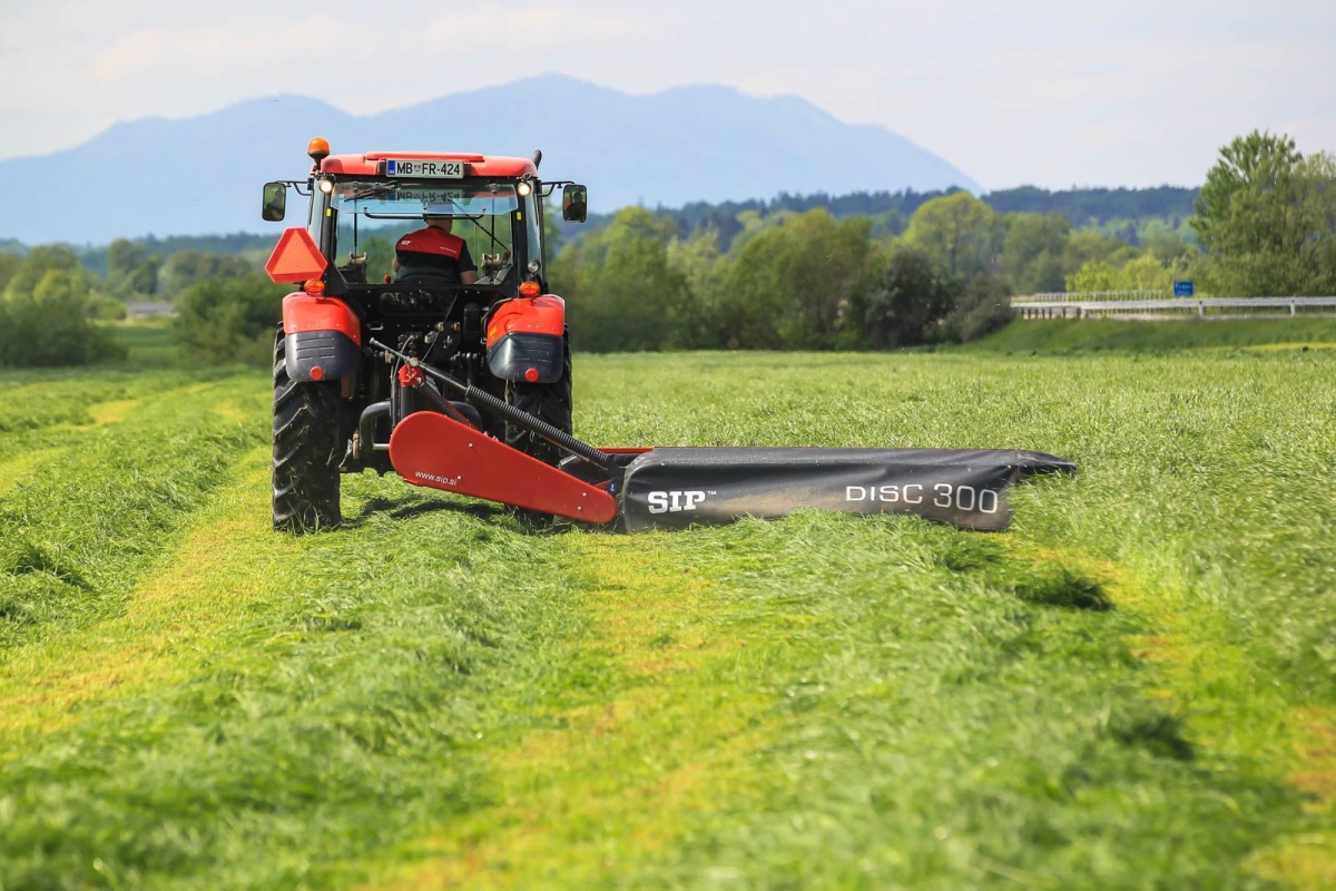 DISC 300S ALP to kosiarka SIP podczas koszenia trawy Korbanek.pl