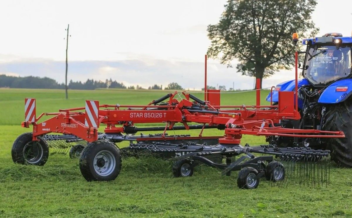 Zaczepiana zgrabiarka 2-wirnikowa firmy SIP typ STAR 850/26 T podczas zgrabiania trawy Korbanek.pl